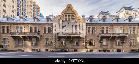 Bakou, Azerbaïdjan - 10 mai 2024 : L'avenue Neftchilar présente de superbes styles architecturaux russes avec des façades complexes et des balcons détaillés, le tout dans un cadre moderne de Bakou Banque D'Images