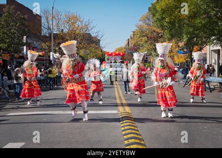 Défileurs danseurs en masques et costumes étonnants du groupe de danse Centro Cultural Bolivia au Bolivian Day Parade à Jackson Heights, Queens, New York. Banque D'Images