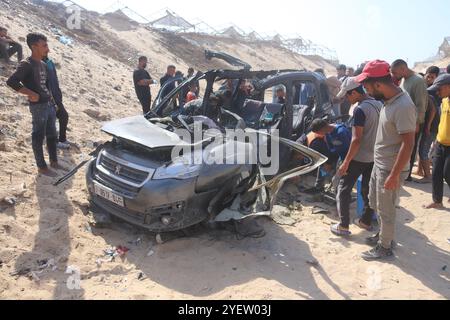 Khan Yunis, Palestine. 01 novembre 2024. Trois civils tués dans un bombardement israélien ciblant une voiture civile à l’Ouest de la ville de Khan Yunis dans le Sud de la bande de Gaza, le 1er novembre 2024. Photo de Ramez Habboub/ABACAPRESS. COM Credit : Abaca Press/Alamy Live News Banque D'Images