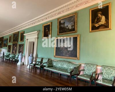 Osterley House, National Trust, Isleworth, Royaume-Uni. 31 octobre 2024. Peintures dans la long Gallery de la belle Osterley House à Osterley Park à Isleworth, West London, Royaume-Uni qui est la propriété du National Trust. 'La maison à Osterley Park a été transformée par l'architecte Robert Adam pour la famille Child au cours de la fin du 18ème siècle, la transformant en une maison de fête à la mode adaptée pour divertir les clients bancaires, les amis et la famille. Le manoir néo-classique d'Osterley Park était à l'origine une maison Tudor construite dans les années 1570 par Sir Thomas Gresham. La maison a ensuite été acquise par le riche banquier Sir F. Banque D'Images