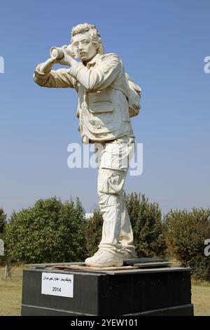 Statue du photojournaliste iranien Kaveh Golestan au monument commémoratif de Halabja au KurdistanMemorial irakien Banque D'Images