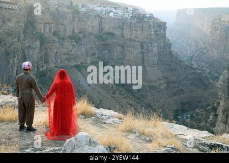 Couple kurde en tenue traditionnelle à un point de vue dans les montagnes Zagros du Kurdistan irakien Banque D'Images