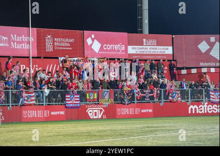 Vic, Espagne : octobre 31 2024 : fans de l'Atletico de Madrid lors du match de la Copa del Rey 2024 - 2025 entre UE Vic et Atletico de Madrid à Estadi Hipoli Banque D'Images