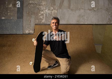 Skateur brésilien de 54 ans dans une séance photo dans un skate Park 17. Banque D'Images