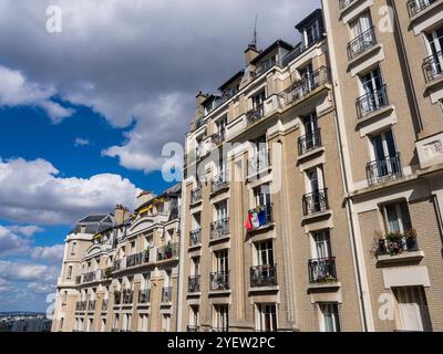 Drapeau français, (drapeau national de la France), bloc d'appartements, Montmartre, Paris, France, Europe, UE. Banque D'Images