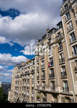 Drapeau français, (drapeau national de la France), bloc d'appartements, Montmartre, Paris, France, Europe, UE. Banque D'Images