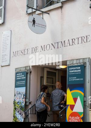 Personnes entrant dans, Musée de Montmartre, Montmartre, Paris, France, Europe, UE. Banque D'Images