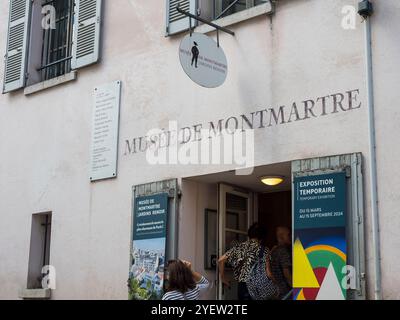 Personnes entrant dans, Musée de Montmartre, Montmartre, Paris, France, Europe, UE. Banque D'Images