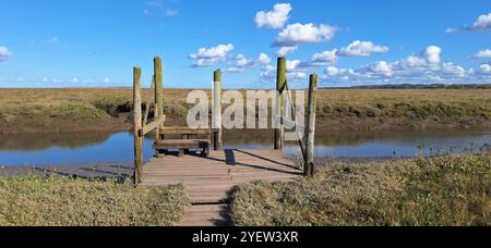 Les marais salants de Thornham, les postes et les mouillages de la côte nord du Norfolk Banque D'Images