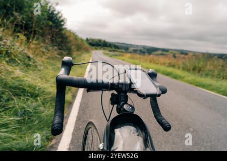 Guidon de vélo de route à la route ensoleillée. Rouler à vélo sur une autoroute vide. Guidon de bicyclette. Photo de haute qualité Banque D'Images