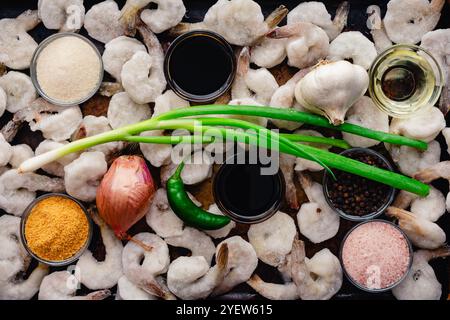 Tom Rim (crevettes caramélisées vietnamiennes) ingrédients gros plan : crevettes congelées avec sauce de poisson, échalotes, et plus sur une poêle rustique Banque D'Images