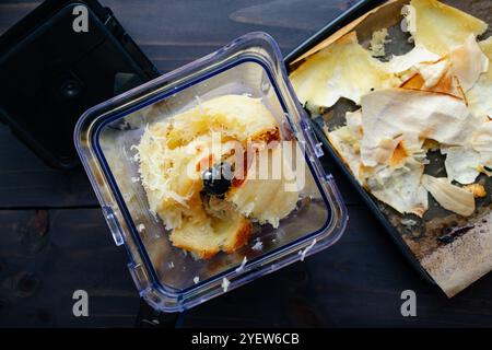 Citrouille blanche rôtie dans un blender pour la purée : vue de dessus de flens de citrouille blanche dans un pichet de blender sur le point d'être mis en purée pour le remplissage de tartes Banque D'Images