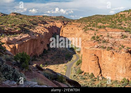 Vue panoramique sur le long Canyon le long du Burr Trail dans le sud de l'Utah Banque D'Images