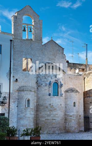 Église romane de Trani du XIIe siècle, dans la pierre blanche-rose habituelle de Trani. Il est situé presque à côté du port et est également appelé 'of Banque D'Images