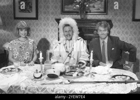 Isabell Varell, Frank Zander und Hape Kerkeling v.Li. 12/86 scha v. Li. : Isabell Varell, Frank Zander und Hape Kerkeling in Känguru , ARD Musiksendung Sketchsendung Fernsehsendung Deutschland Deutscher Mann Komiker Sänger Schauspieler Schauspiel Moderator Moderator TV Fernsehen Autor Hans-Peter deutsche Frau Schlagersängerin Sängerin Männer Gesang Banque D'Images