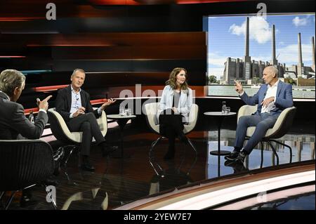 Talkrunde BEI Markus Lanz , ZDF 10/24 Her Markus Lanz, Herbert Diess, Christina Kunkel und Stefan Bratzel v. Li. AM 24. Oktober 2024 à Markus Lanz , ZDF Aufzeichnung vom 17. Oktober TV Fernsehen Talkshow Talk Show Deutschland deutsche deutscher Mann Frau Männer Österreich Österreicher österreichischer Manager Management Journalistin Direktor Centre de gestion automobile CAM Politikwissenschaftler Wissenschaftler Autoexperte Automobilexperte Italien Italien Italien Italienisch Italienisch-deutscher modérateur Fotografie Fotograf journaliste journalisme journalisme auteur Writ Banque D'Images