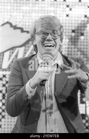 Hape Kerkeling Entertainer 05/86 scha Hape Kerkeling AM 29. Mai 1986 dans WWF-Club , WDR Musiksendung Sketchsendung Fernsehsendung Deutschland Deutscher Mann Komiker Sänger Schauspieler Schauspiel Moderator TV Fernsehen Autor Hans-Peter présentateur allemand acteur comédie comédie Hoch halb stehend sprechend gestikulierend verkleidet Maske SW *** Hape Kerkeling Entertainer Ker05 86 scha Hape Hape Hape HAD auteur allemand comédie acteur allemand chanteur de télévision allemand chanteur de film show mai 29 mai 1986, acteur allemand Wréanimateur de la série télévisée allemande WDR Banque D'Images