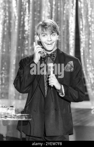 Hape Kerkeling Entertainer 03/87 Rag Hape Kerkeling im März 1987 beim deutschen Vorentscheid des Grand Prix Eurovision de la chanson 1987 in Nürnberg Deutschland Deutscher Mann Komiker Sänger Schauspieler Schauspiel modérateur TV Fernsehen Autor Hans-Peter animateur allemand présentateur acteur écrivain comédie Hoch halb stehend sprechend Mikrofon Telefon Telefonhörer moderierend SW *** Hape Kerkeling Entertainer 03 87 Rag Hape Kerkeling en mars 1987 lors de la ronde préliminaire allemande du Grand Prix Eurovision de la chanson 1987 in Nuremberg Allemagne Allemand homme comédien chanteur acteur a Banque D'Images