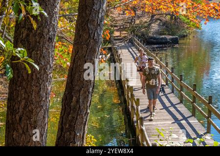 Jeune famille traversant une passerelle de sentier en bord de lac le long du lac Tallulah Falls au parc national de Tallulah gorge à Tallulah Falls, en Géorgie. (ÉTATS-UNIS) Banque D'Images