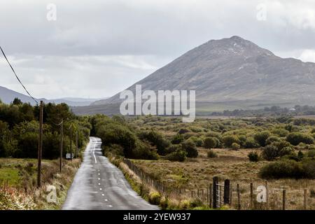 route à travers la vallée glaciaire de la vallée de la maam dans le pays de joyce, comté de galway, république d'irlande Banque D'Images