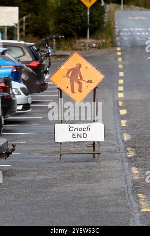 fin des travaux, panneau de signalisation orange diamond sur le bord de la route, comté de galway, république d'irlande Banque D'Images