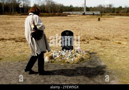 Grave Memorial à Anne Frank et sa sœur Margot à l'ancien camp de concentration Nazi à Bergen Belsen en Allemagne. Banque D'Images