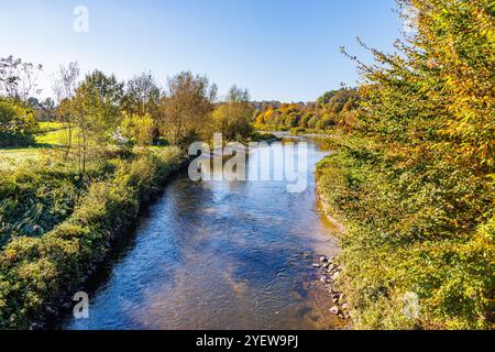 Rivière Wurm entre arbres et végétation d'automne, eau calme et réflexion sur la surface de l'eau, vue de dessus, journée ensoleillée avec ciel bleu clair à Ubach-Pal Banque D'Images