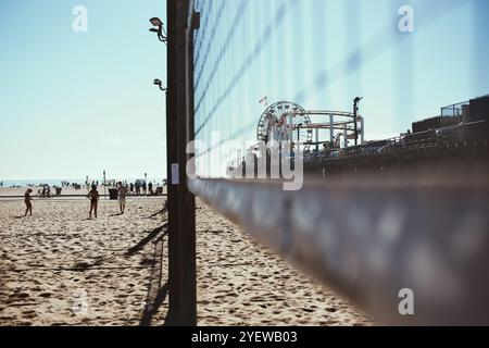 Santa Monica, Californie, États-Unis - 10-22-2017 : une vue d'un filet de volley-ball, menant à la jetée de Santa Monica. Banque D'Images