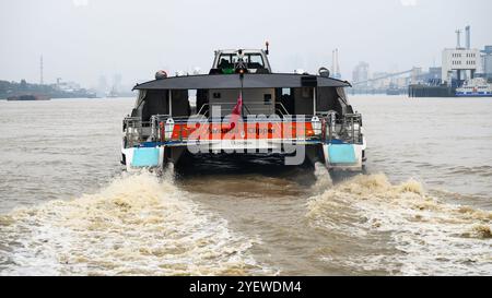 Londres, Royaume-Uni - 20 septembre 2024 - Thames Clippers Uber Boat Tornado Clipper sur la Tamise Banque D'Images