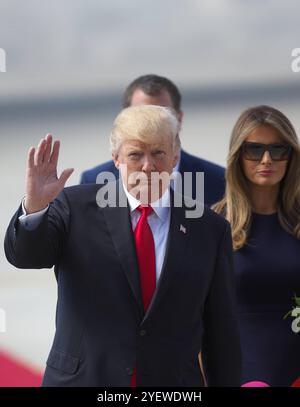 US-Präsident Donald Trump winkt in die Kamera BEI seiner Ankunft zum G20-Gipfel in Hamburg im Juli 2017. US-Präsident Donald Trump winkt in die Kamera BEI seiner Ankunft zum G20-Gipfel in Hamburg im Juli 2017. Hambourg Hambourg Deutschland *** le président américain Donald Trump fait un signe de la caméra à son arrivée au sommet du G20 à Hambourg en juillet 2017 le président américain Donald Trump fait un signe de la caméra à son arrivée au sommet du G20 à Hambourg en juillet 2017 Hambourg Allemagne Banque D'Images