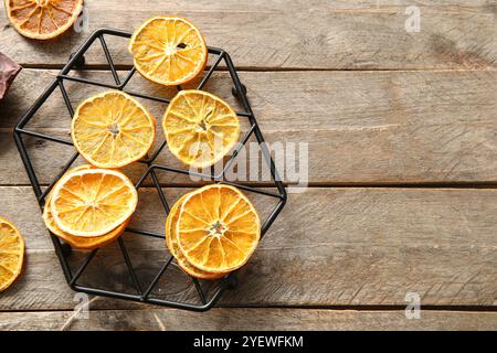 Stand avec des tranches d'orange séchées sur fond de bois Banque D'Images