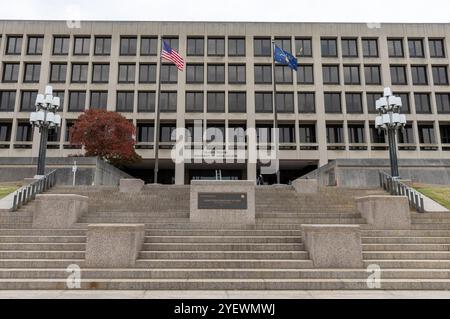 Washington, États-Unis. 1er novembre 2024. La photo prise le 1er novembre 2024 montre le bâtiment du département du travail des États-Unis à Washington, DC, aux États-Unis. Les employeurs américains ont ajouté seulement 12 000 emplois en octobre, beaucoup moins que les mois précédents, indiquant la faiblesse du marché du travail, a rapporté vendredi le département américain du travail. Crédit : HU Yousong/Xinhua/Alamy Live News Banque D'Images