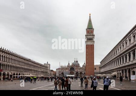 VENISE, ITALIE - 24 OCTOBRE 2024 : vue sur le Campanile historique des lieux Marks et la basilique des lieux Marks, située sur la Piazza San Marco dans le cit Banque D'Images