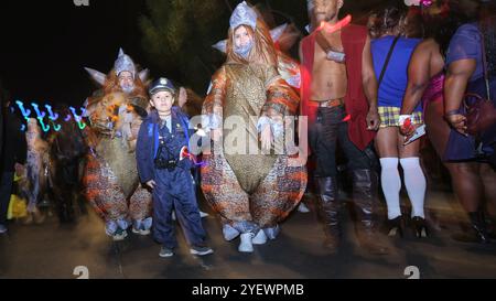 Los Angeles, États-Unis. 31 octobre 2024. Les gens assistent au carnaval d'Halloween 2024 à West Hollywood, comté de Los Angeles, Californie, États-Unis, le 31 octobre, 2024. crédit : Qiu Chen/Xinhua/Alamy Live News Banque D'Images