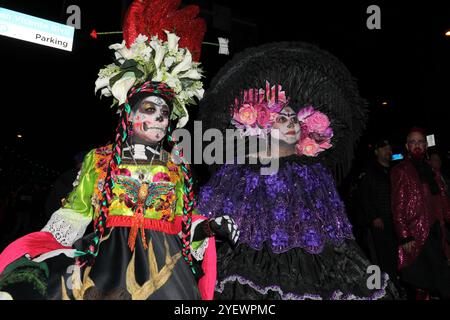 Los Angeles, États-Unis. 31 octobre 2024. Les gens assistent au carnaval d'Halloween 2024 sur Santa Monica Boulevard à West Hollywood, comté de Los Angeles, Californie, États-Unis, le 31 octobre, 2024. crédit : Qiu Chen/Xinhua/Alamy Live News Banque D'Images