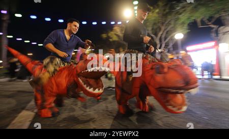 Los Angeles, États-Unis. 31 octobre 2024. Les gens assistent au carnaval d'Halloween 2024 sur Santa Monica Boulevard à West Hollywood, comté de Los Angeles, Californie, États-Unis, le 31 octobre, 2024. crédit : Qiu Chen/Xinhua/Alamy Live News Banque D'Images