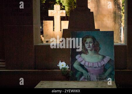 Pampelune, Espagne. 01 novembre 2024. Vue d'un portrait d'une femme décédée lors de la célébration de la Toussaint. Chaque 1er novembre, dans la religion catholique, la Toussaint est célébrée, une coutume chrétienne où les fidèles se rendent dans les cimetières pour apporter des fleurs à leurs proches qui ne sont plus parmi les vivants. Crédit : SOPA images Limited/Alamy Live News Banque D'Images