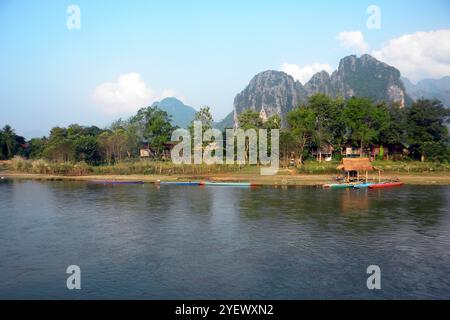 River Bank. Van Vieng. Laos Banque D'Images