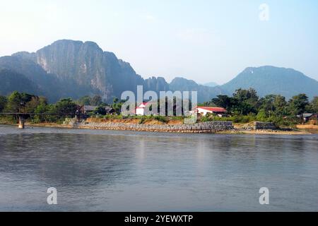 River Bank. Van Vieng. Laos Banque D'Images