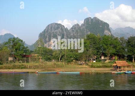 River Bank. Van Vieng. Laos Banque D'Images