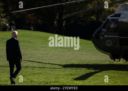 Washington, États-Unis. 01 novembre 2024. Le président AMÉRICAIN Joe Biden marche sur la pelouse sud de la Maison Blanche avant d'embarquer sur Marine One à Washington, DC, États-Unis, le vendredi 1er novembre, 2024. Biden devrait dévoiler des plans visant à empêcher les réductions des prestations de retraite des syndicats lors d'une manifestation qui se tiendra aujourd'hui à Philadelphie. Photo Tierney L. Cross/Pool/ABACAPRESS. COM Credit : Abaca Press/Alamy Live News Banque D'Images