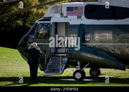 Washington, États-Unis. 01 novembre 2024. Le président AMÉRICAIN Joe Biden salue sur la pelouse sud de la Maison Blanche avant d'embarquer sur Marine One à Washington, DC, États-Unis, le vendredi 1er novembre, 2024. Biden devrait dévoiler des plans visant à empêcher les réductions des prestations de retraite des syndicats lors d'une manifestation qui se tiendra aujourd'hui à Philadelphie. Photo Tierney L. Cross/Pool/ABACAPRESS. COM Credit : Abaca Press/Alamy Live News Banque D'Images