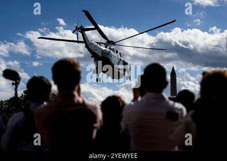 Washington, États-Unis. 01 novembre 2024. Marine One, avec le président américain Joe Biden à bord, décolle de la pelouse sud de la Maison Blanche à Washington, DC, États-Unis, le vendredi 1er novembre, 2024. Biden devrait dévoiler des plans visant à empêcher les réductions des prestations de retraite des syndicats lors d'une manifestation qui se tiendra aujourd'hui à Philadelphie. Photo Tierney L. Cross/Pool/ABACAPRESS. COM Credit : Abaca Press/Alamy Live News Banque D'Images