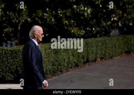 Washington, États-Unis. 01 novembre 2024. Le président AMÉRICAIN Joe Biden marche sur la pelouse sud de la Maison Blanche avant d'embarquer sur Marine One à Washington, DC, États-Unis, le vendredi 1er novembre, 2024. Biden devrait dévoiler des plans visant à empêcher les réductions des prestations de retraite des syndicats lors d'une manifestation qui se tiendra aujourd'hui à Philadelphie. Photo Tierney L. Cross/Pool/ABACAPRESS. COM Credit : Abaca Press/Alamy Live News Banque D'Images