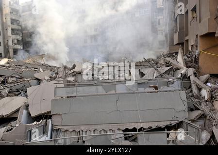 Beyrouth, Liban. 01 novembre 2024. Les débris brûlants sur le site des frappes aériennes israéliennes de nuit qui ont ciblé le quartier de Kafaat dans la banlieue sud de Beyrouth, vendredi 1er novembre 2024. Le premier ministre libanais a accusé Israël de rejeter un cessez-le-feu après que l'armée israélienne a bombardé le bastion du Hezbollah dans le sud de Beyrouth. Photo de Fadel Itani/UPI crédit : UPI/Alamy Live News Banque D'Images