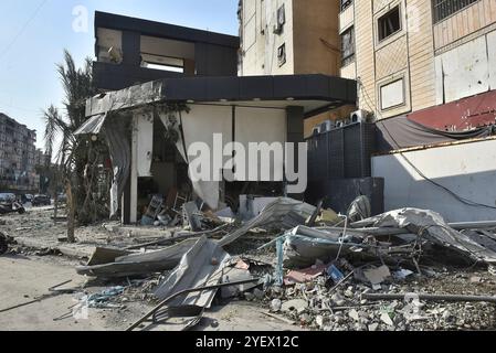 Beyrouth, Liban. 01 novembre 2024. Les débris brûlants sur le site des frappes aériennes israéliennes de nuit qui ont ciblé le quartier de Kafaat dans la banlieue sud de Beyrouth, vendredi 1er novembre 2024. Le premier ministre libanais a accusé Israël de rejeter un cessez-le-feu après que l'armée israélienne a bombardé le bastion du Hezbollah dans le sud de Beyrouth. Photo de Fadel Itani/UPI crédit : UPI/Alamy Live News Banque D'Images