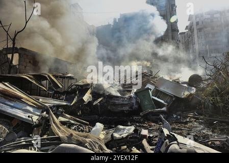 Beyrouth, Liban. 01 novembre 2024. Les débris brûlants sur le site des frappes aériennes israéliennes de nuit qui ont ciblé le quartier de Kafaat dans la banlieue sud de Beyrouth, vendredi 1er novembre 2024. Le premier ministre libanais a accusé Israël de rejeter un cessez-le-feu après que l'armée israélienne a bombardé le bastion du Hezbollah dans le sud de Beyrouth. Photo de Fadel Itani/UPI crédit : UPI/Alamy Live News Banque D'Images