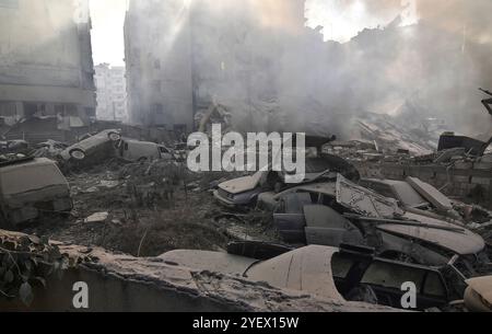 Beyrouth, Liban. 01 novembre 2024. Les débris brûlants sur le site des frappes aériennes israéliennes de nuit qui ont ciblé le quartier de Kafaat dans la banlieue sud de Beyrouth, vendredi 1er novembre 2024. Le premier ministre libanais a accusé Israël de rejeter un cessez-le-feu après que l'armée israélienne a bombardé le bastion du Hezbollah dans le sud de Beyrouth. Photo de Fadel Itani/UPI crédit : UPI/Alamy Live News Banque D'Images