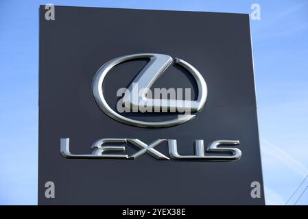 Ottawa, Canada - 25 octobre 2024 : panneau chez le concessionnaire Lexus sur Hunt Club Rd. Est la division des véhicules de luxe du constructeur automobile japonais Toyota Motor Cor Banque D'Images