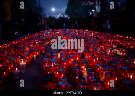 Zagreb, Croatie. 01 novembre 2024. Les gens visitent les tombes dans la soirée au cimetière de Mirogoj à l'occasion de la Toussaint, à Zagreb, Croatie, le 1er novembre 2024. Photo : Neva Zganec/PIXSELL crédit : Pixsell/Alamy Live News Banque D'Images